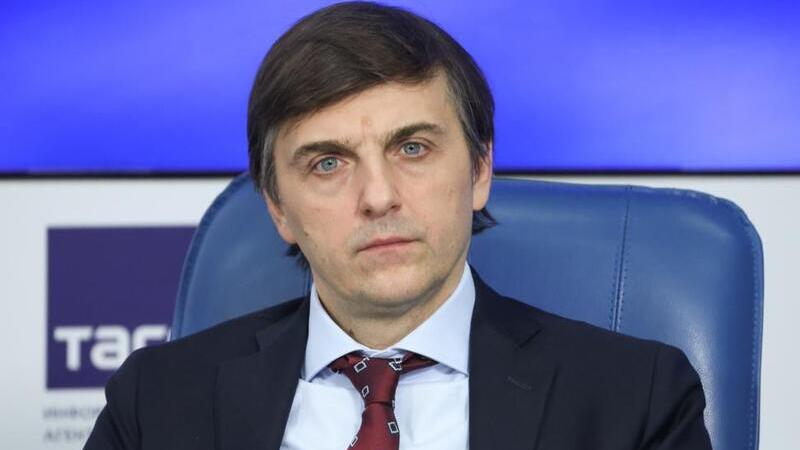 Кравцов призвал проводить работу для урегулирования зарплаты учителей