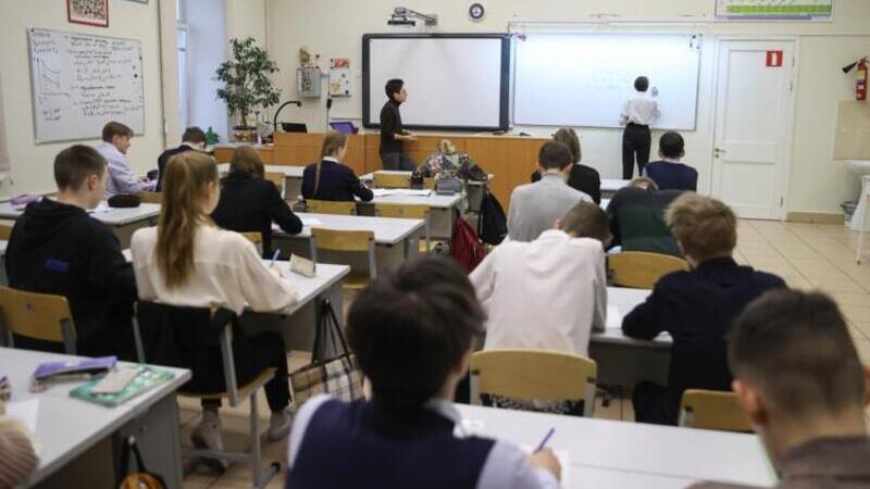 Минпросвещения призвало оценить риски введения 12-летки в школах