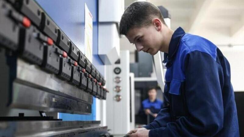 Путин подписал закон о бесплатном профобучении для 9-классников, не сдавших ГИА