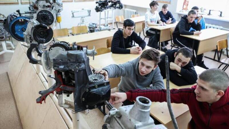 Более 20 регионов РФ готовы внедрить бесплатное профобучение для не сдавших ГИА