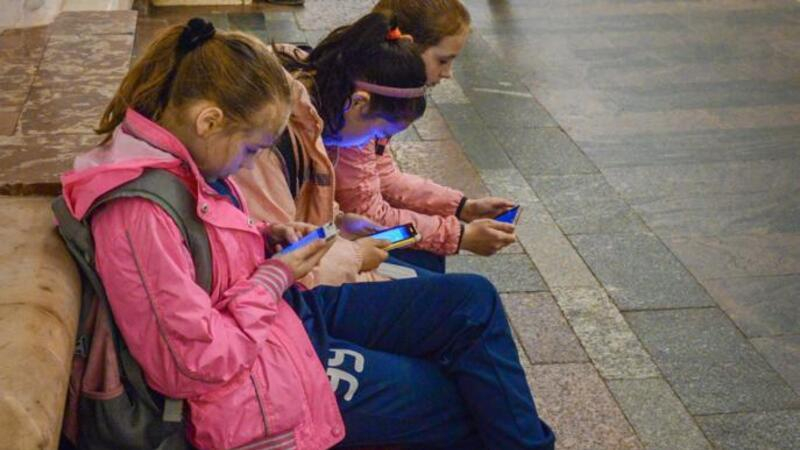 В РФ обсуждают вопрос запрета телефонов детям до определенного возраста