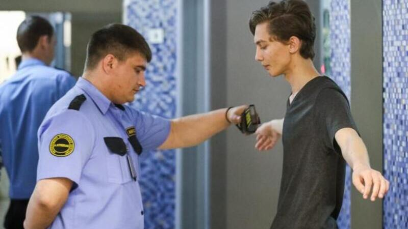 Рособрнадзор запретил досматривать школьников перед сдачей ЕГЭ