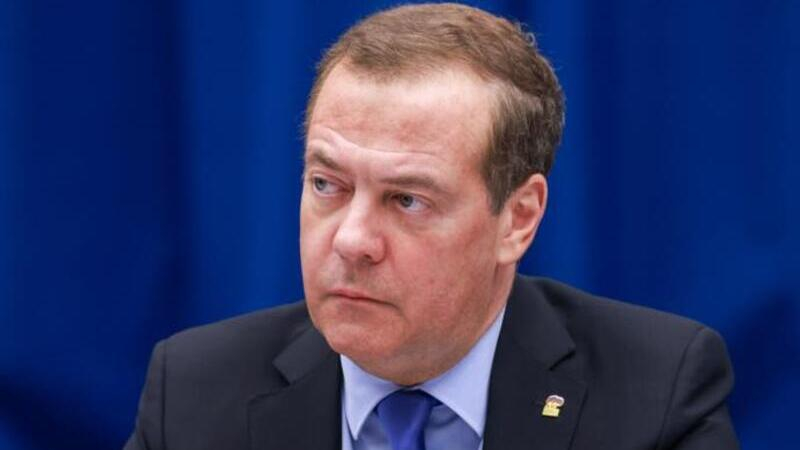 Медведев предложил включить в школьную программу изучение ИИ