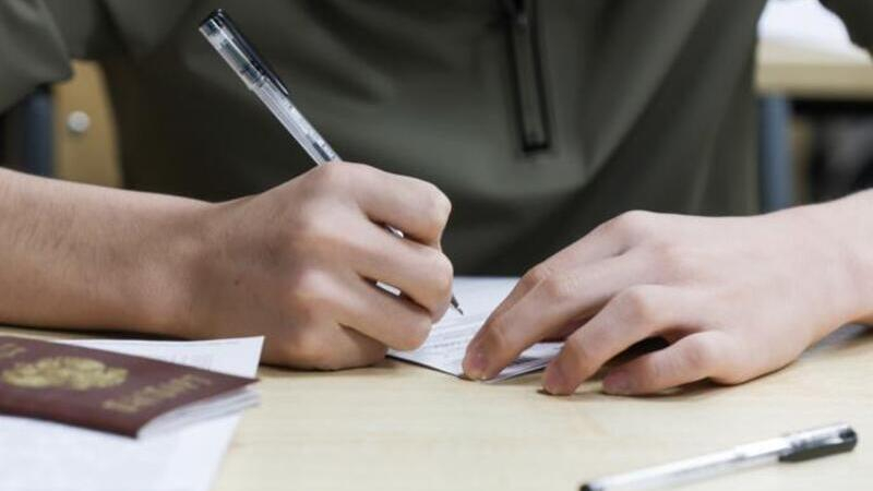 В Минпросвещения рассказали, как отличить сочинение, написанное нейросетью
