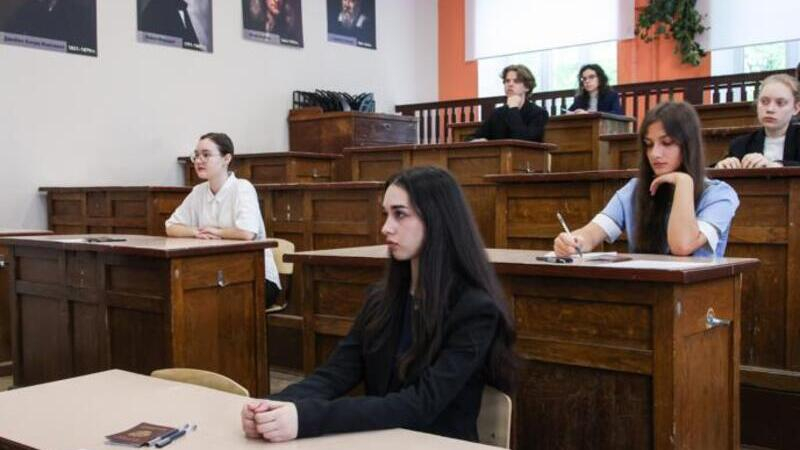 Рособрнадзор: при пересдаче ЕГЭ в зачет идет второй результат
