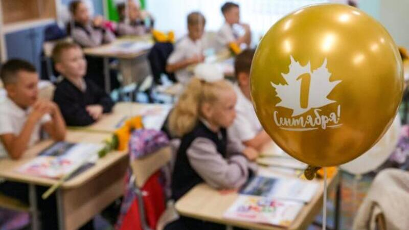 С единым учебником, без телефонов и домашних заданий: что изменится в школах России