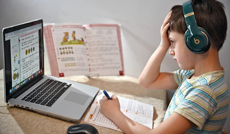 Миронов предложил запретить шестидневку в школах и домашние задания на выходные