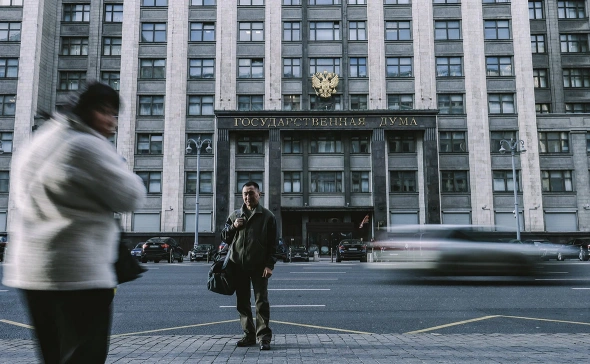 В Госдуме предложили ограничить зарплаты директоров школ и главврачей