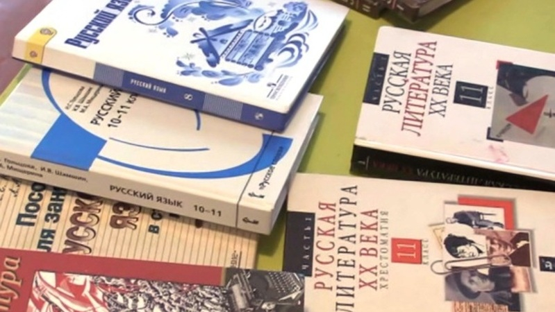 В Минпросвещения передали учебники по русскому языку и литературе для 10-11 классов