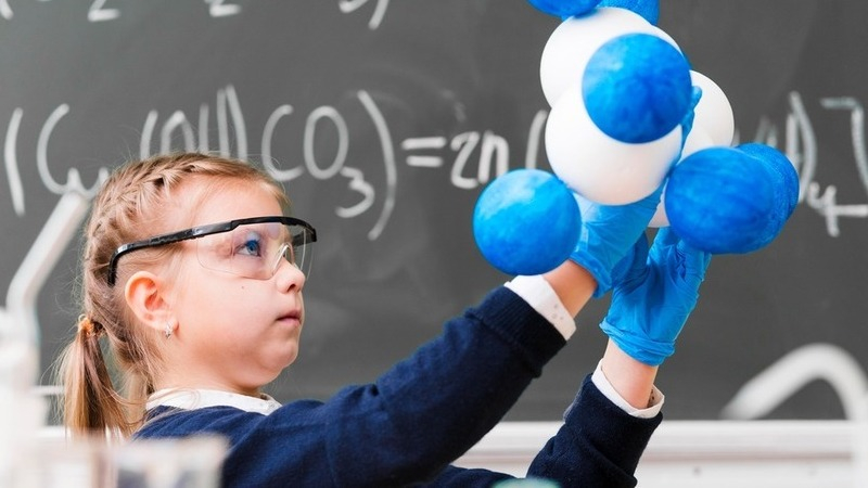 Российская школа переходит от «уроков» к «экспериментам»: 37% школьников рассматривают карьеру в науке