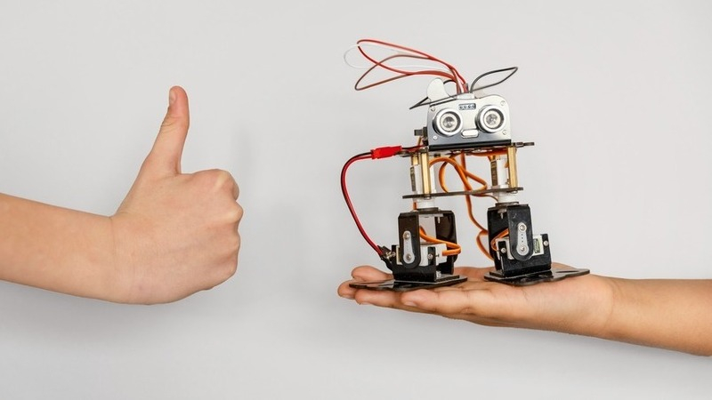 Яндекс запустил обучение школьников ИИ-робототехнике – в кружках и онлайн