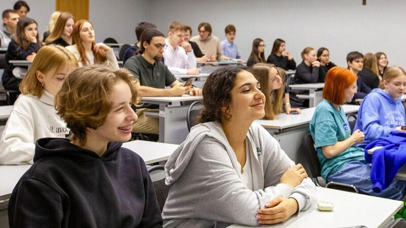 Поддержать учителей в переполненных классах предложили в Госдуме