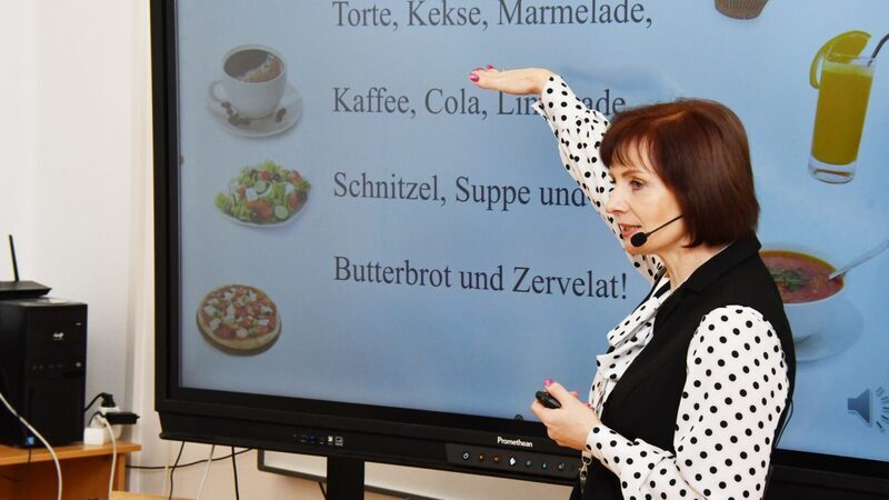 Обязательное изучение второго иностранного языка старшеклассниками не предусмотрено, заявили в Минпросвещения