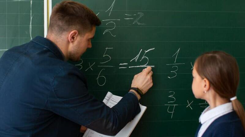 Помощник Президента РФ Патрушев раскритиковал школьную подготовку и призвал поднять зарплаты педагогам