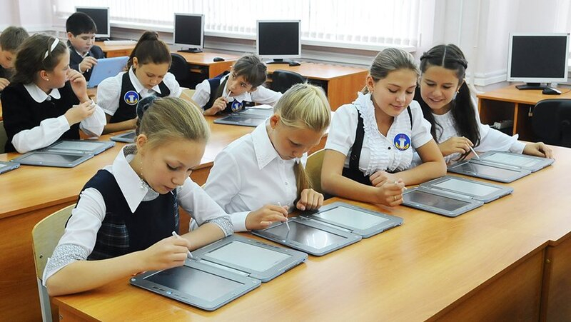 В ГД призвали разрешить использовать устройства для электронных учебников в школах
