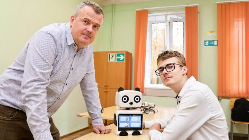 Робот, созданный подмосковным школьником, помогает изучать язык жестов