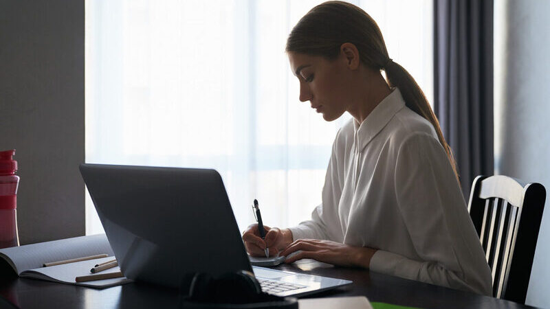 Президент РФ поручил снизить бумажную нагрузку на учителей и врачей