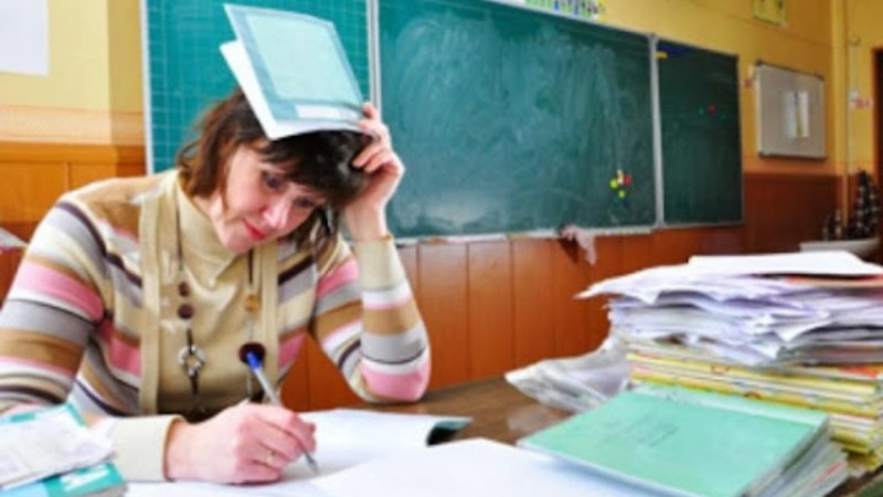 Рособрнадзор запустил опрос для учителей по бюрократической нагрузке